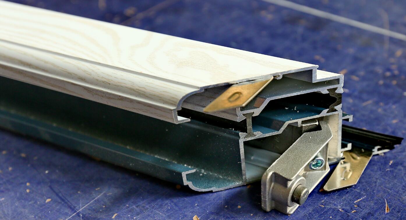 penyemburan profil aluminium kecil: Profil aluminium berbentuk khas yang dirawat dengan penyemburan bahagian kecil mempunyai rintangan kakisan dan rintangan haus yang sangat baik