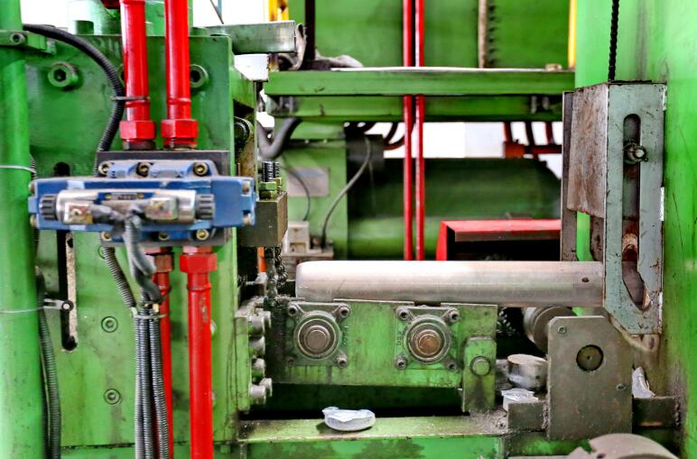 Profil aluminium bingkai LED, profil aluminium yang tidak teratur, dan profil aluminium yang tidak teratur industri menjalani teknik pemprosesan ketepatan seperti penyemperitan, pemotongan, dan kimpalan